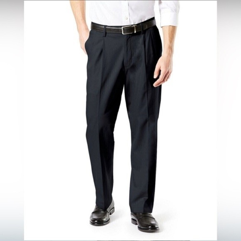 Dockers Signature Khaki Lux Cotton Stretch Mens Relaxed Fit Pleated Pant.